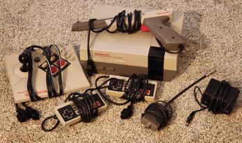 Original NINTENDO NES Entertainment Console With (2) Controllers