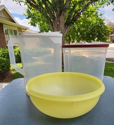Rubbermaid And Tupperware Plastic Selections