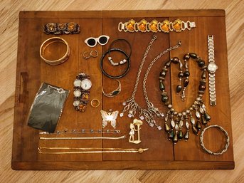 JB800 Assortment Of Costume Jewelry Selections