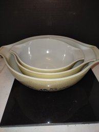 Vintage Pyrex Nesting Bowl Set