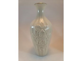 Lenox 7 12 Inch Cream Ribbed Vase With Gold Trim