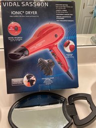 Vidal Sassoon Ionic Hairdryer With Airflow Concentrator And Finger Diffuser. 3 Heats 2 Speedsq
