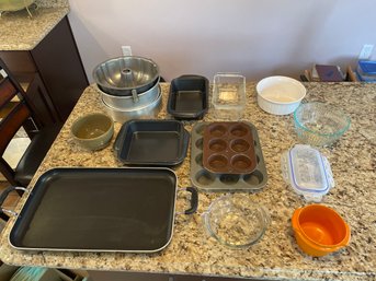 Bake Ware Lot 1: Cupcake Trays Pyrex Glassware Metal Bakeware Bundt Cake Set Sealable Containers