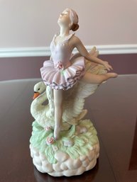 Enesco 'Ballerina With Swan Musical' #511366 Mint Cond. Music Box Plays Reverie