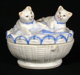 ANTIQUE PORCELAIN FAIRING BOX IN THE FORM OF TWO CATS OR KITTENS IN A BASKET, 19TH CENTURY