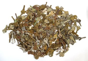 LARGE LOT OF APPROX. 5 LBS. OF VINTAGE KEYS (NUMBERING MORE THAN 300)