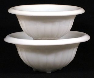 TWO VINTAGE NESTING MILK GLASS MIXING BOWLS, PROBABLY BY FEDERAL, CIRCA 1930s