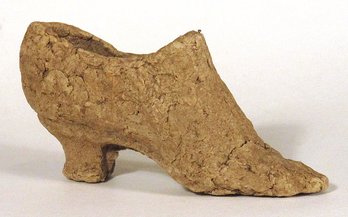 ANTIQUE MACERATED CURRENCY SOUVENIR IN THE FORM OF A WOMAN'S SHOE, CIRCA 1890 - 1910