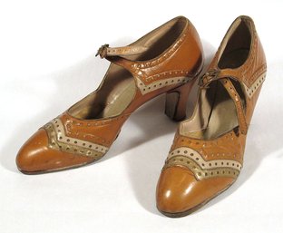 VINTAGE PAIR OF WOMEN'S LEATHER MARY JANE HEELS, CIRCA 1930s