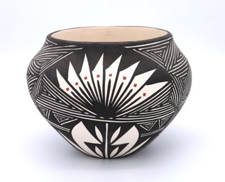 Vintage Native American Vase -pottery-SHIPPABLE