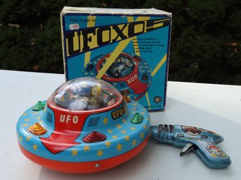 VINTAGE SPACE TOY GUN AND UFO
