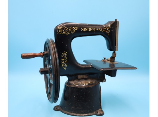 Antique Singer Single Thread Sewing Machine - Awesome Mini Machine