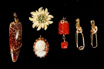 Lot Broches & Pendants: Coral, Onyx, Cameo