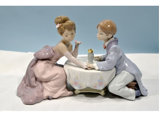 Beautiful LLADRO 'A LITTLE ROMANCE' BOY & GIRL Figurine With Box Documents