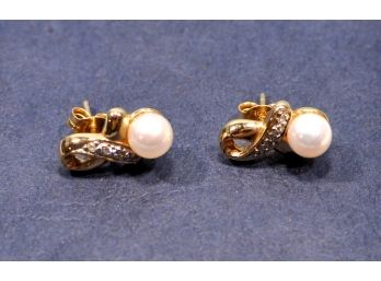 Pair Pearl 10K Gold Earrings