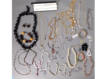Vintage Jewelry Lot: Necklaces, Bracelets