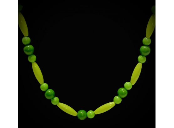 Fresh Cool And Ripe Tri-Tonal Greens 1970’s Plastic Vintage Beads Necklace Cool