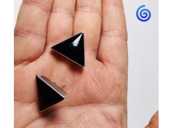 🌀 Sterling And Polished Onyx Geometric Post Earrings