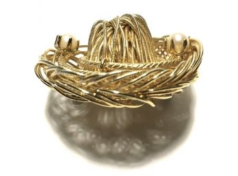 💌  Summery Bright Gold Wire-Wrapped Sun Hat Brooch With Prong-Set Pearls