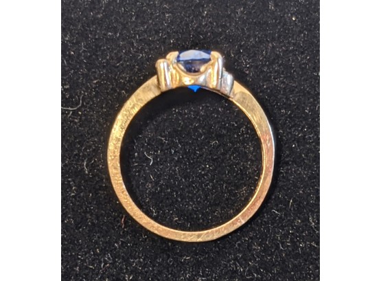 Beautiful 14 K Marked Gold Ring With A Large Sapphire Colored Stone  - 2.7g - Size 5
