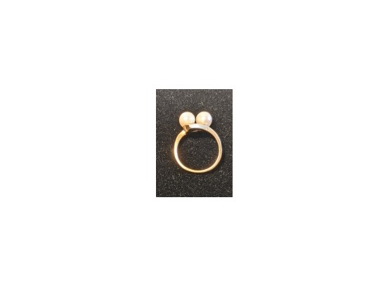 14 K Marked Gold Ring Topped With 2 Large Pearls - 3.0g - Size 3