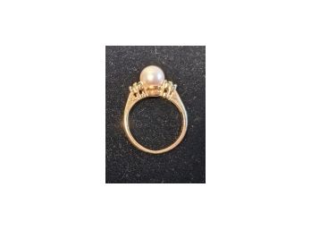 14 K Marked Gold Rings Topped With One Large Pearl And 6 Real Emeralds - 2.9g - Size 5