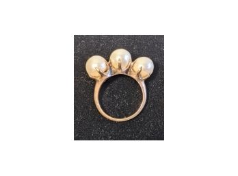 14 K Unmarked Gold Ring Topped With 3 Large Pearls - 4.6g - Size 4