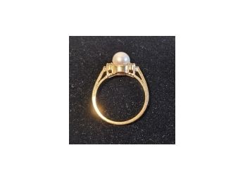 14 K Marked Gold Ring Topped With One Large Pearl And 6 Real Diamonds - 2.2g - Size 6