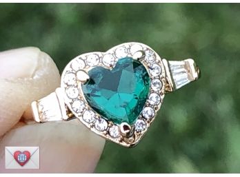 Fun And Happy Green Glass Love Heart Ring ~ So Pretty ~ Size 7