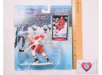 1999 NHL Starting Lineup Steve Yzerman Figure And Card Old Stock New In Pkg