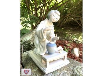 Lladro Figurine ~ Bisque Porcelain Geisha Woman Engaged In An Unknown Task