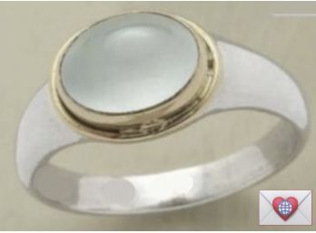 SILVER RING WITH PALE GREEN CABOCHON MOONSTONE SET IN GOLD BEZEL SIZE 7