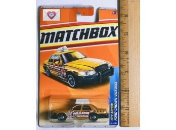 2010 City Action Matchbox Ford Crown Victoria ~ New Old Stock {I-26}
