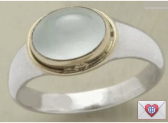 SILVER RING WITH PALE GREEN CABOCHON MOONSTONE SET IN GOLD BEZEL SIZE 6