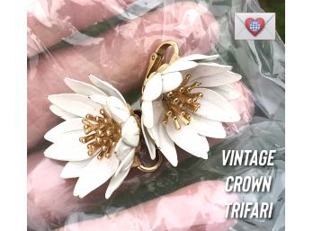 Vintage Crown Trifari White Daisy Clip On Earrings 1'