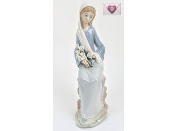 Lladro Hand Glazed Porcelain Figure Young Girl Holding Her Flowers