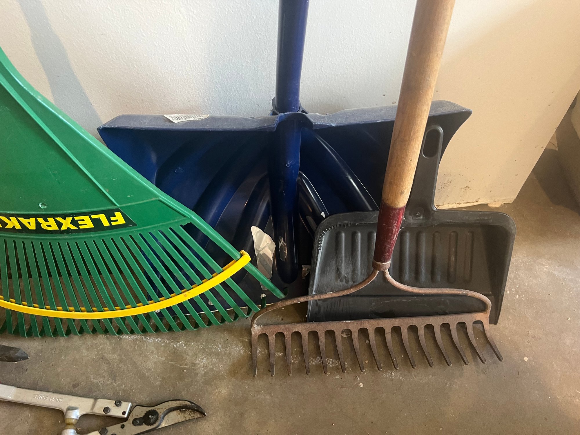 Hand Tools Rakes, Hedge Trimmers, Shovel, Pick, Dustpans, Level, And