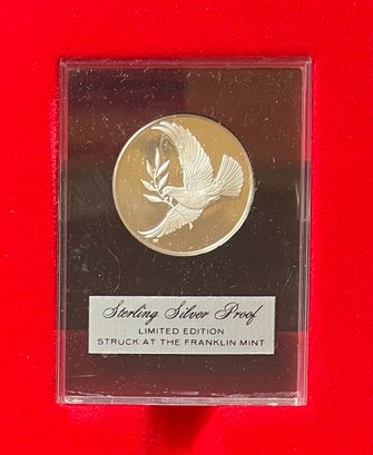 1975 Dove Of Peace Franklin Mint Sterling Silver Proof Holiday Medal With Box, Paperwork, And Plastic Case