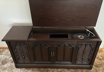 Vintage Magnavox Console Record Player With AM/FM Radio Model PF6347