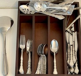 8 Piece Set Of Oneida Community Stainless Silverware And - Tea Spoons, Table Spoons, Forks, Serving Pieces