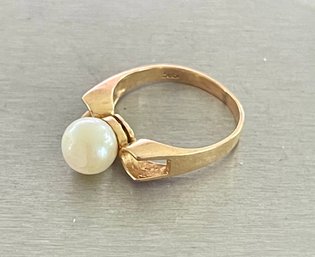 14k Gold And Pearl Ring  Size 6 - Total Weight 2.2 Grams