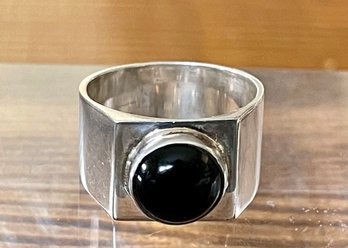 Sterling Silver Thick Band & Onyx Oval Cabochon - Size 11.75 - Total Weight 10.5 Grams