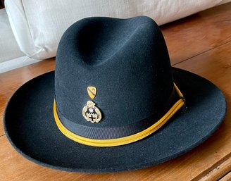 John B Stetson 5th Calvary Unit Black Hat With Regimental Crossed Sabers & Unit Crest Pin - Size 7 3/8