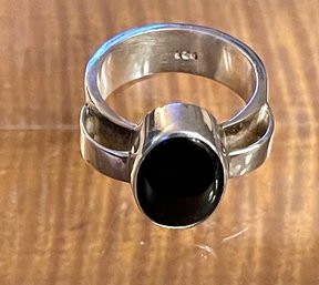 Sterling Silver And Onyx Ring Size 8 - Total Weight 9.4 Grams