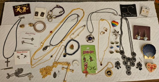 Lot 5-239 Jewelry Lot Scooby-Doo Earrings, Pins, Necklaces (Top Lateral)