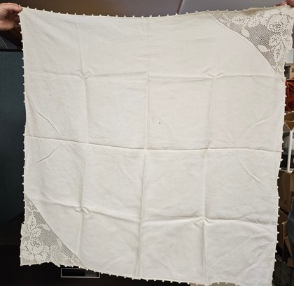 Lot 5-316 Tablecloth With Lace Corners & 12 Napkins & Eyelet (TIR-2)