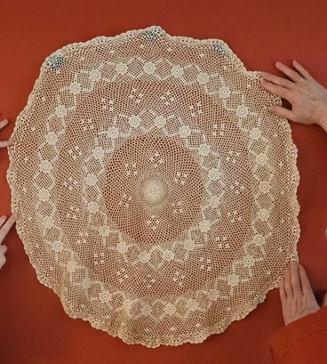 Lot 5-322 Large Lace Doily And Tablecloth (white Shelf)