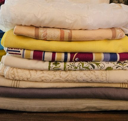 Lot 5-364 Linen Tablecloth Lot, Towel Roll, Bag (white Shelf)