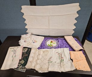 Lot 5-319 Misc Linen Lot Table Cloth And Napkins, Girl W/Bonnet (TIR-2)