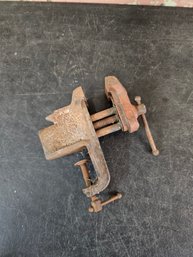 Small Vtg Vise B2